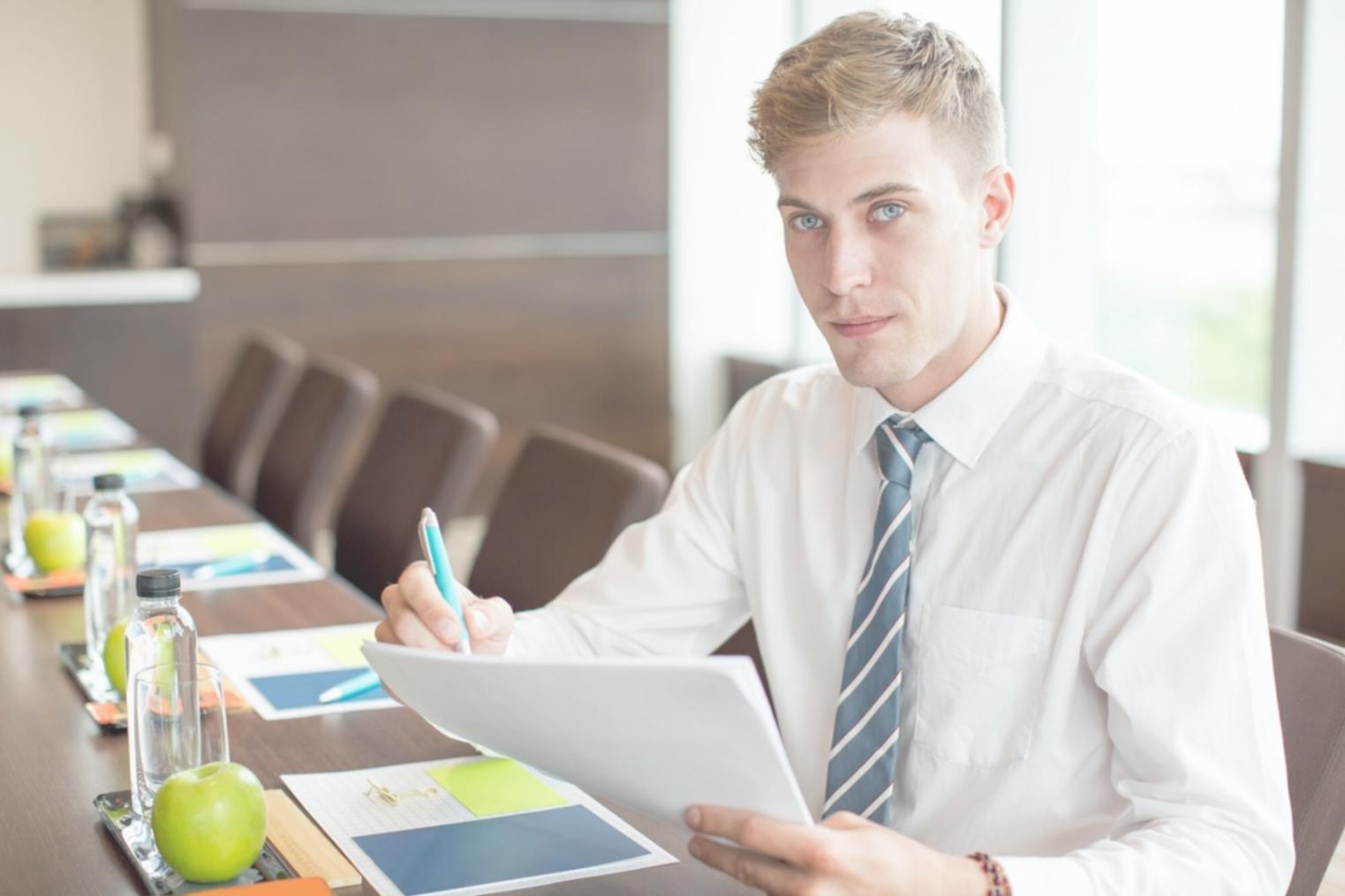 Unternehmer bei der Finanzplanung mit Dokumenten und Laptop